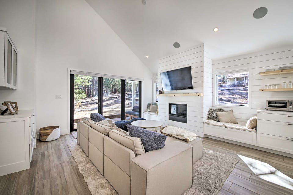 Half-Mi to Big Bear Lake: Modern Home w/ Deck House in Big Bear