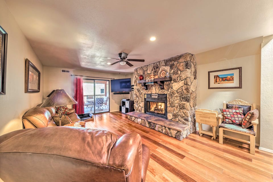 Ruidoso Condo w/ Private Hot Tub ~ 1 Mi to Dtwn! Apartment in Ruidoso