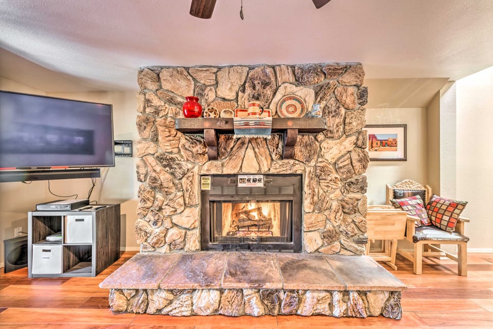 Ruidoso Condo w/ Private Hot Tub ~ 1 Mi to Dtwn! Apartment in Ruidoso