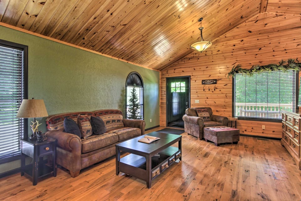 Sevierville Overlook Cabin: 9 Miles to Gatlinburg! House in Sevier County