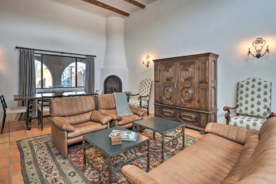 Walk to Santa Fe Plaza & Shops! Adobe Gem w/ Patio House in Santa Fe