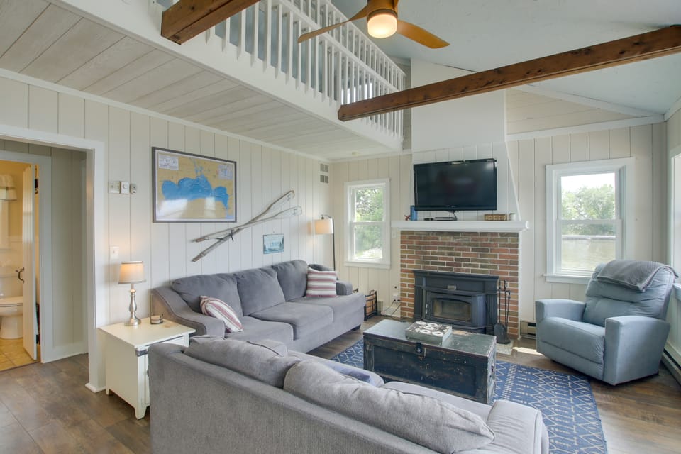 Cozy Fremont Cottage on Lake Poygan + Fishing Dock Cottage in Wisconsin