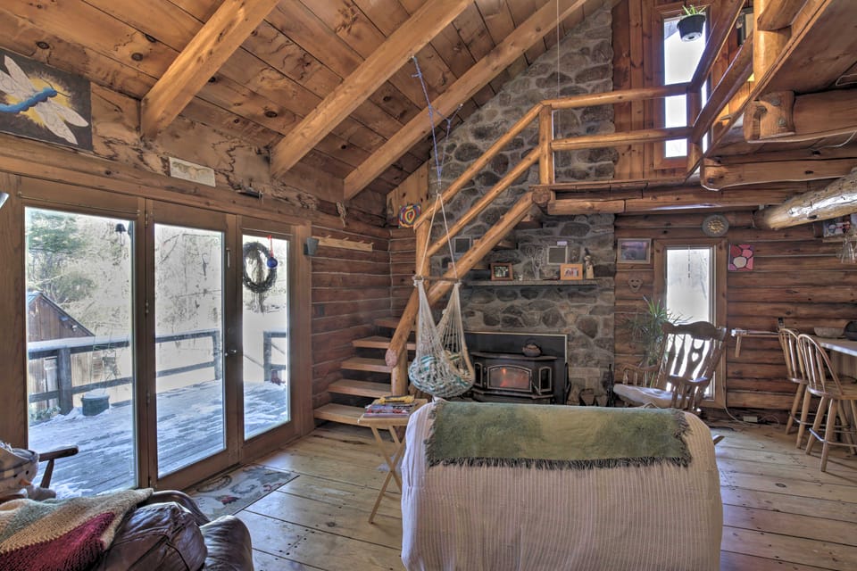 Cabin: Private Hot Tub, Walk to Pats Peak Ski Area House in Vermont