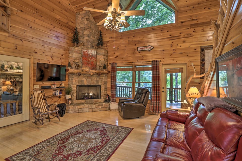 Cherry Lake Lodge w/ Hot Tub, Fire Pit & Game Room House in Georgia