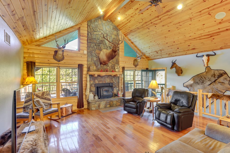 Black Hills Cabin: Hot Tub, Game Room & Deck House in West Custer Township