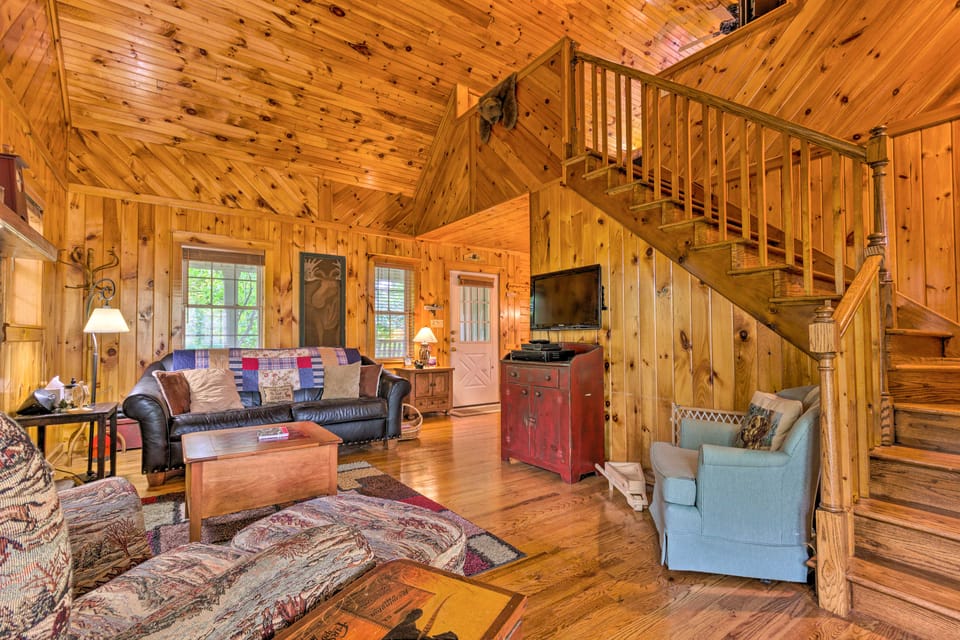 11 Mi to Boone: Secluded Pet-Friendly Cabin! House in Watauga