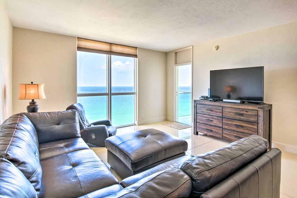 Beachfront Condo w/ Pool Access in Hollywood! Apartment in Hollywood Beach