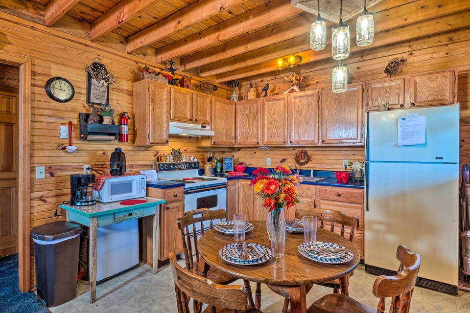 Quiet & Private Cabin ~ 5 Mi to Dale Hollow Lake! House in Kentucky