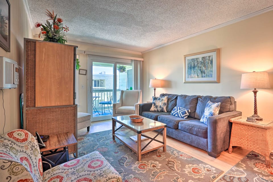 Walk to Beach! Isle of Palms Condo w/ Pool Access Apartment in Isle of Palms