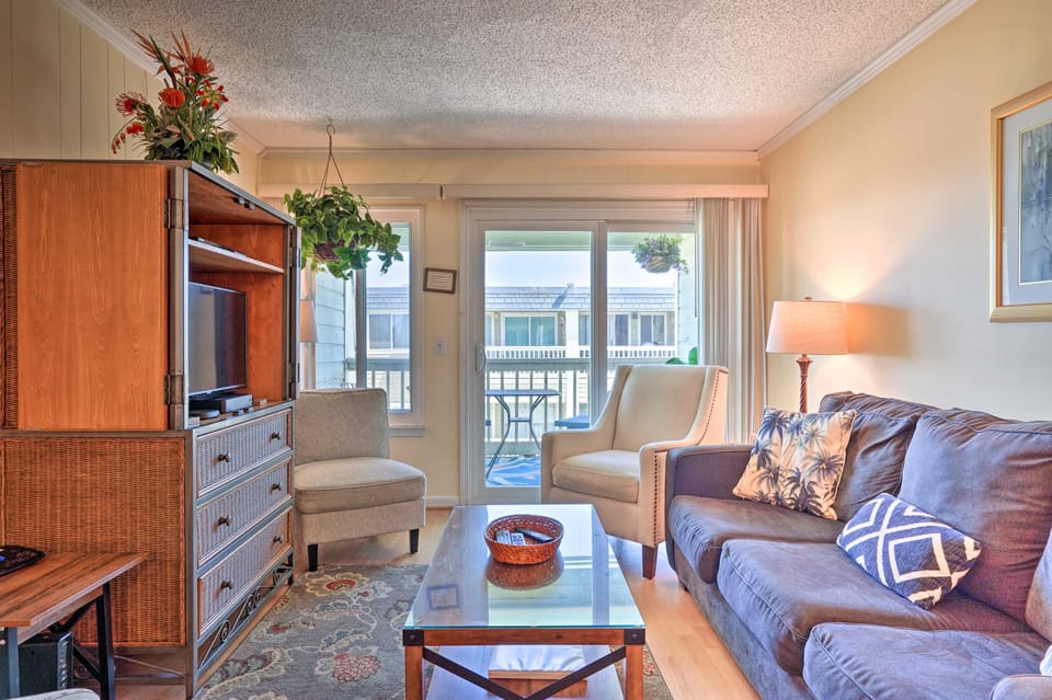 Walk to Beach! Isle of Palms Condo w/ Pool Access Apartment in Isle of Palms