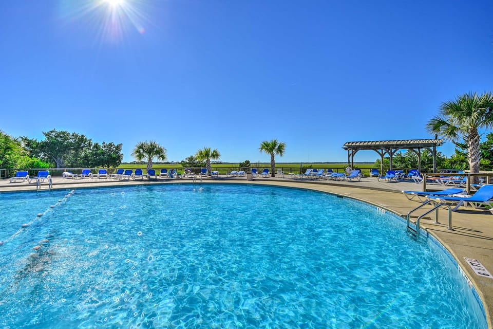 Harbor Island Condo with Deck - Steps to Beach! Apartment in South Carolina