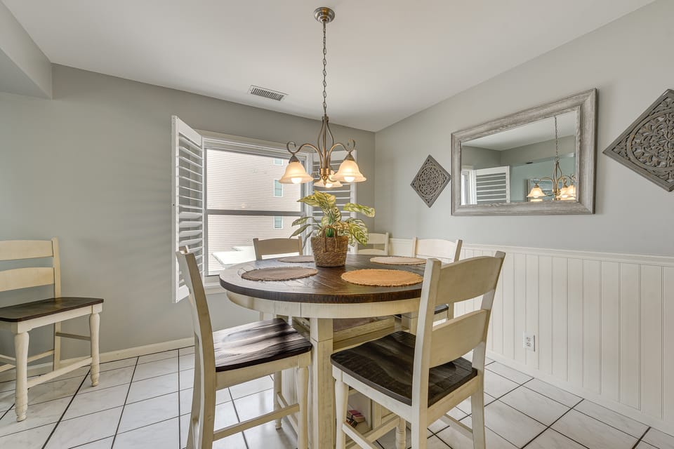 Walk to Beach: Sunny Seaside Condo w/ View! Apartment in North Myrtle Beach