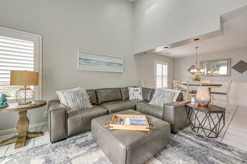 Walk to Beach: Sunny Seaside Condo w/ View! Apartment in North Myrtle Beach
