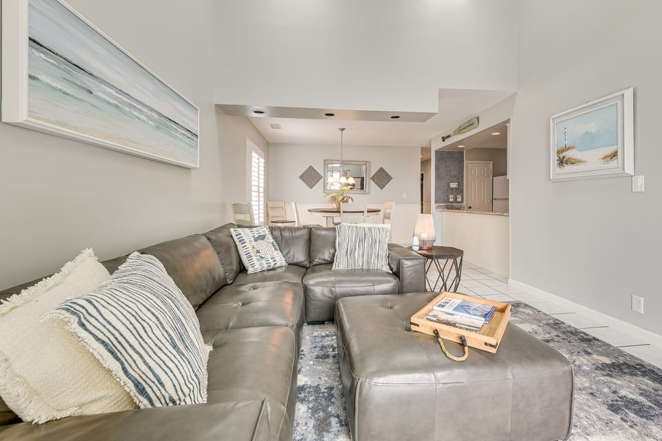 Walk to Beach: Sunny Seaside Condo w/ View! Apartment in North Myrtle Beach