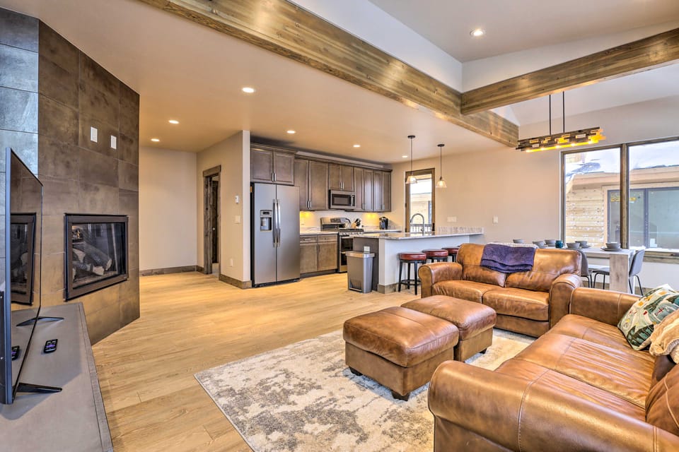 Relax Fireside: Silverthorne Home 11 Mi to Skiing! Apartment in Wildernest