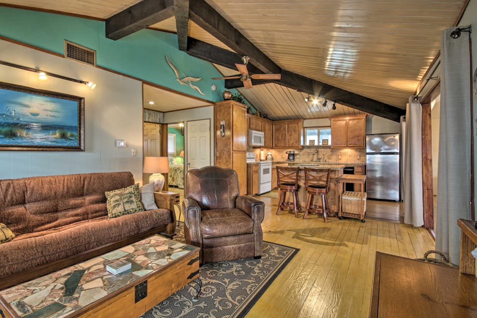 Walk to Sea Isle Beach: Canal-Front Gem w/ Pool House in Galveston Island