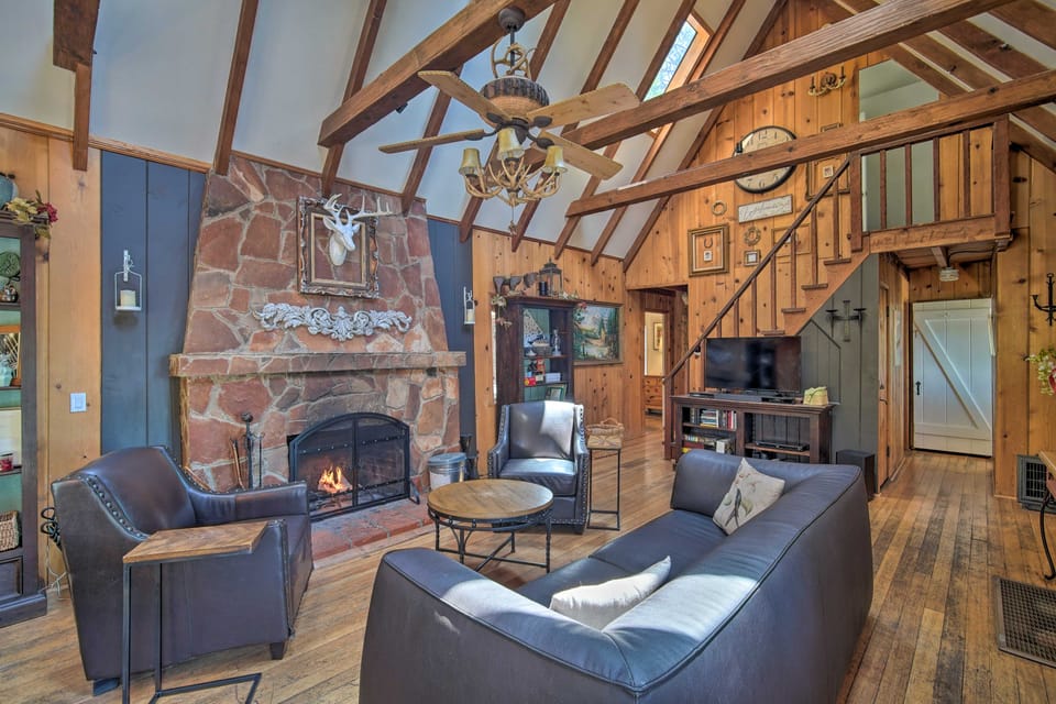 ‘Lakeview Lodge’ Fit for Groups < 1 Mile to Lake! House in Lake Arrowhead
