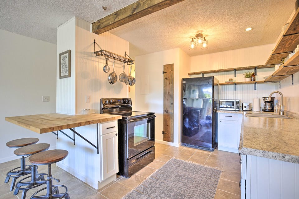 Big Island Condo w/ Pool Access: Walk to Beach! Apartment in Holualoa
