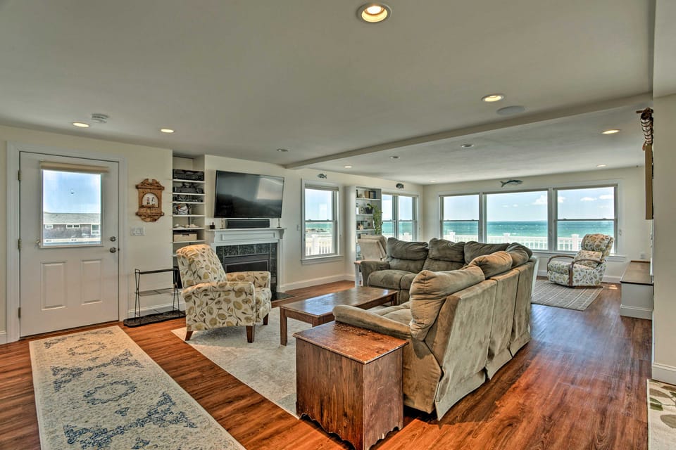Romantic Retreat on the Sand: Cape Cod Beach House House in Mattapoisett