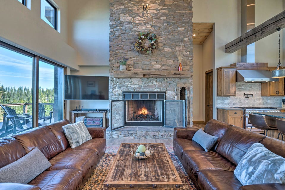 Hot Tub & Mtn Views! Luxury Angel Fire Getaway House in Angel Fire