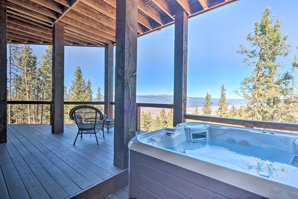 Hot Tub & Mtn Views! Luxury Angel Fire Getaway House in Angel Fire