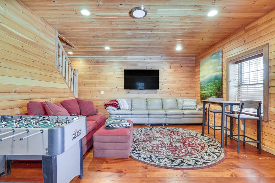 On 242 Acres! Luxury Pocono Retreat w/ Pond House in Pennsylvania