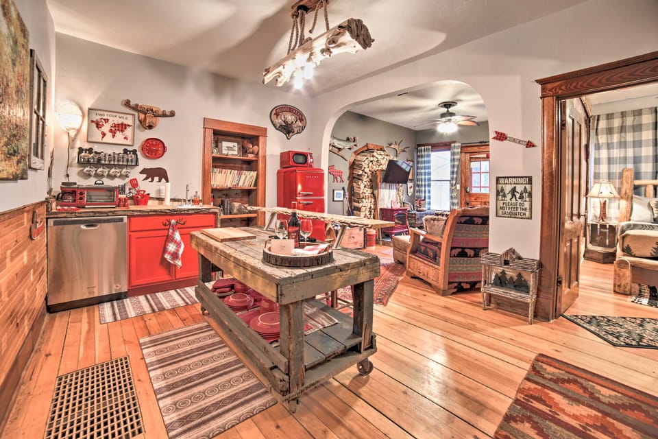 Walk to Waterfront: Dtwn Sturgeon Bay Retreat! Apartment in Sturgeon Bay