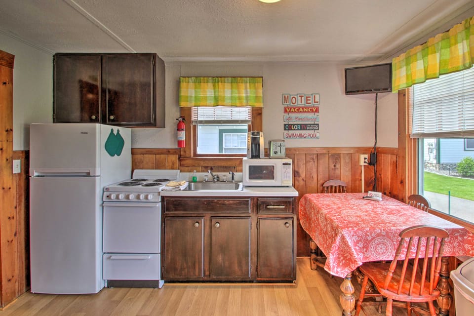Charming Laconia Cottage: Walk to Weirs Beach House in Laconia