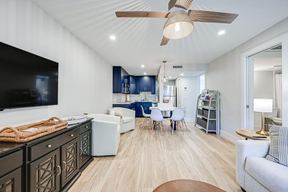 Sleek Coastal Abode: 1 Block to Naples Beach! Apartment in Naples