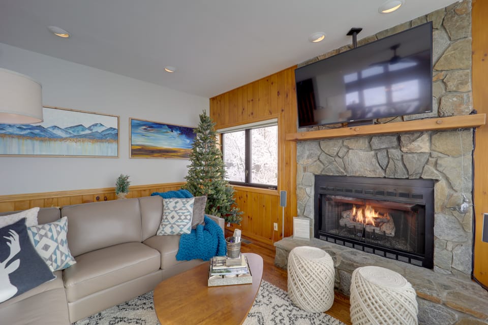 Views & Hot Tub! Beech Mtn 'Sky Barn Retreat' House in Beech Mountain