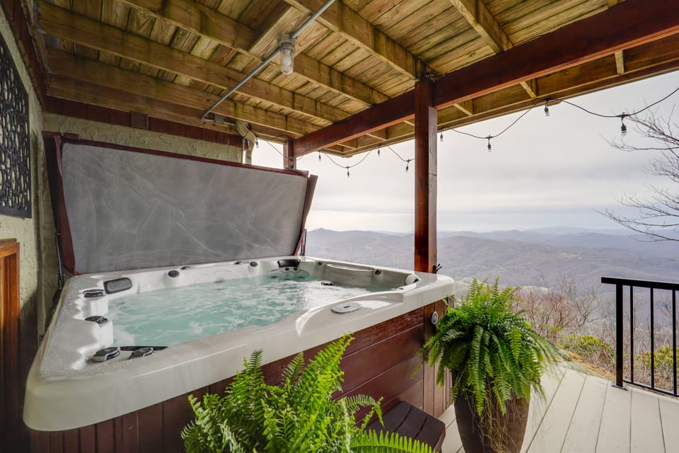 Views & Hot Tub! Beech Mtn 'Sky Barn Retreat' House in Beech Mountain