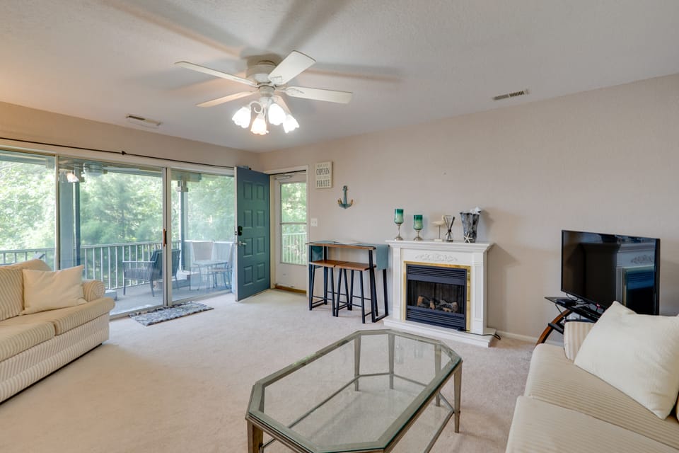 2 Pools, Boat Slip! Waterfront Regatta Bay Condo Apartment in Village Four Seasons