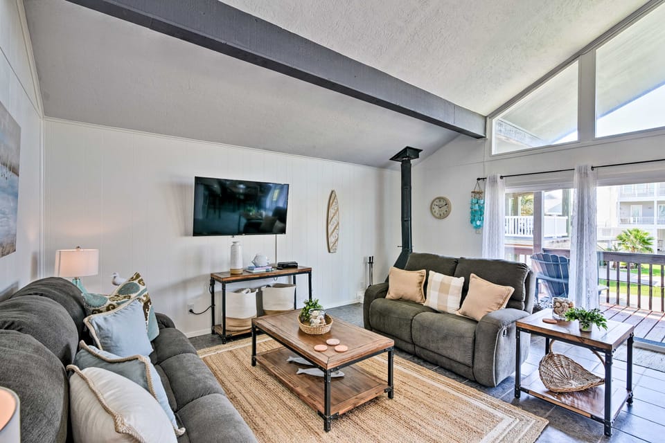 Stroll to Galveston Beach: Home w/ Outdoor Oasis House in Hitchcock
