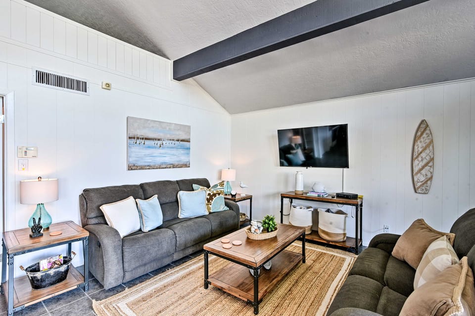 Stroll to Galveston Beach: Home w/ Outdoor Oasis House in Hitchcock