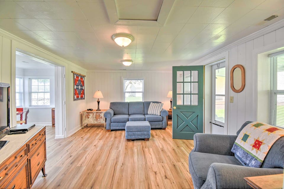 Romantic Waterfront Abode with Patio & Dock! Cottage in Virginia
