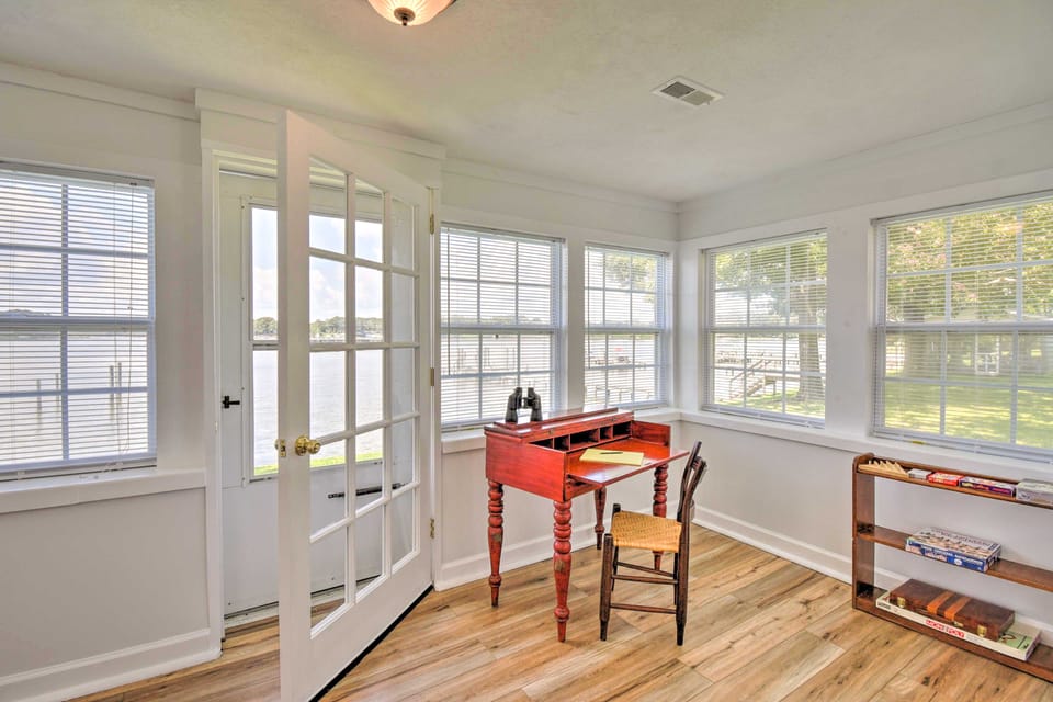 Romantic Waterfront Abode with Patio & Dock! Cottage in Virginia