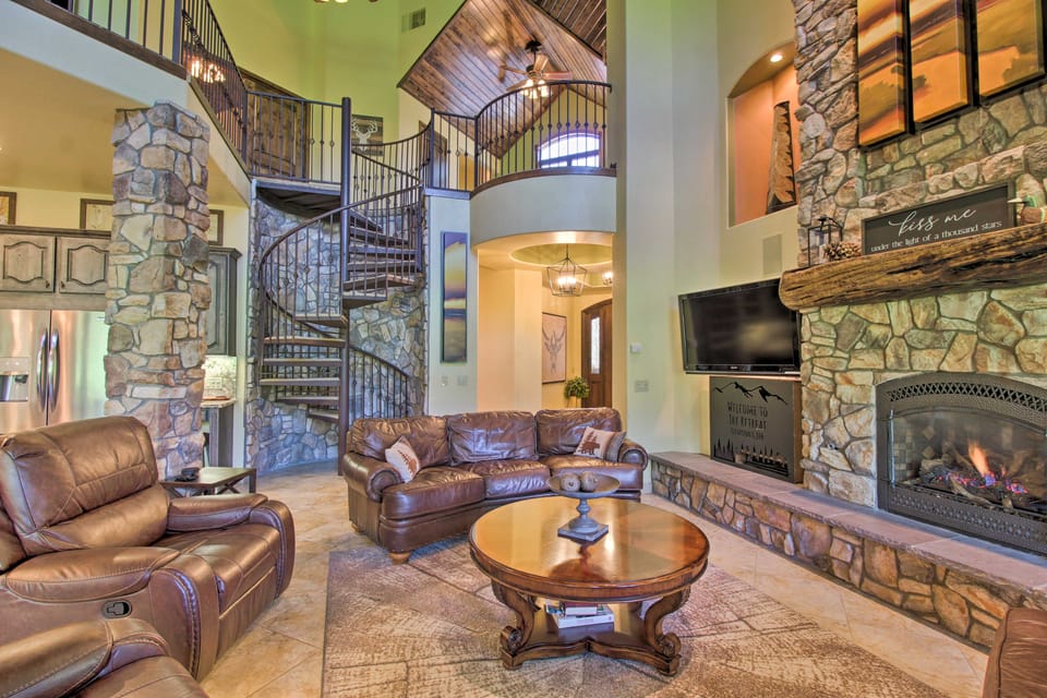 Centrally Located: Lavish Pinetop Paradise! House in Arizona