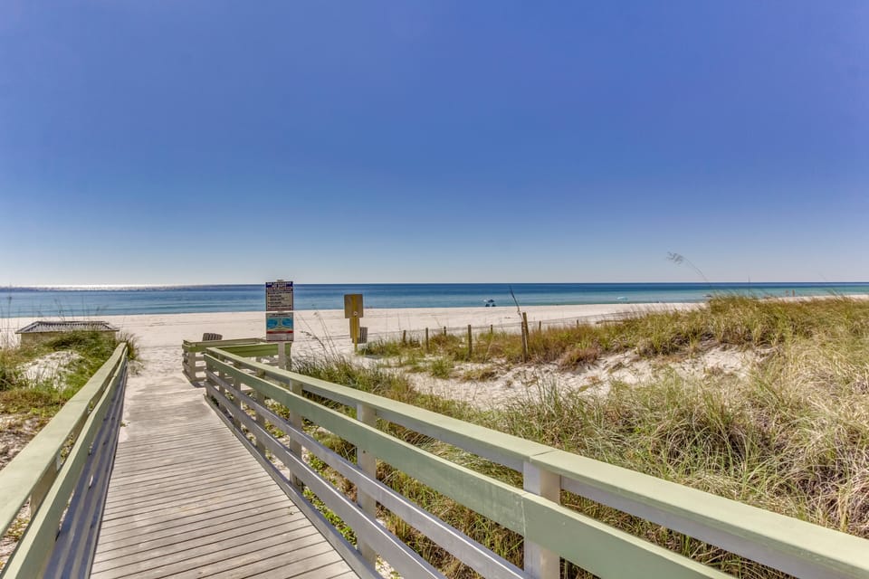 Beachfront Condo w/ Resort Amenities & Ocean Views Apartment in Long Beach
