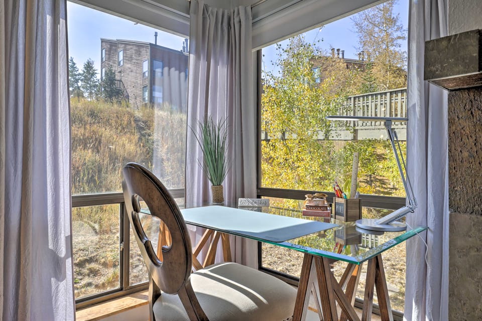 Ski, Shred & Tube: Mtn-View Condo in Silverthrone! Apartment in Wildernest