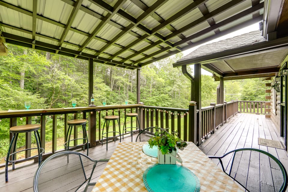 Hill Side: Cosby 'Cozy Cove' Cabin w/ Deck House in Cosby