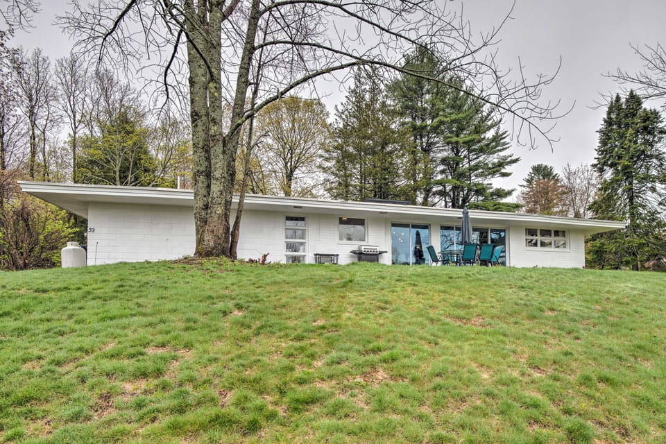 2 Mi to Lake Winnipesaukee! Group Hideaway House in Laconia