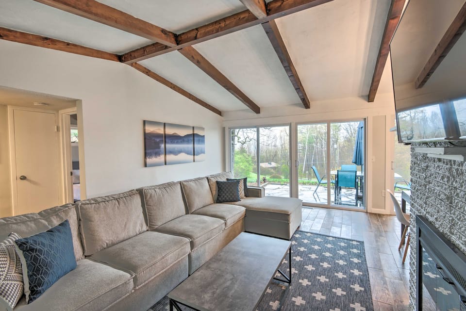 2 Mi to Lake Winnipesaukee! Group Hideaway House in Laconia