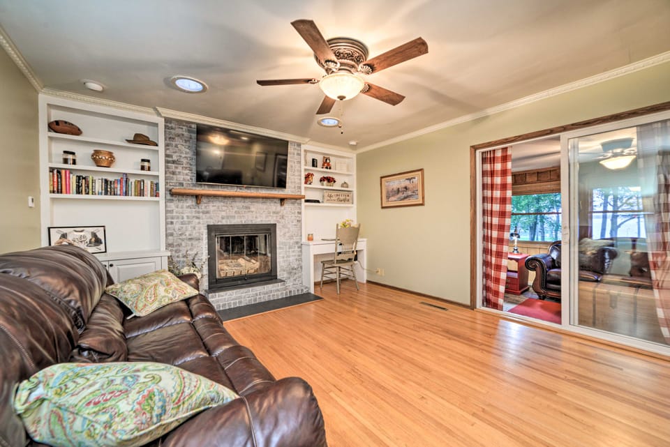 Charming Lakefront Home w/ Grill & Fire Pit! House in Lake Barkley