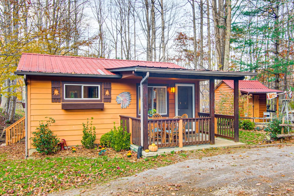 Hot Tub & Stone Fire Pit: Smoky Mountain Oasis! House in Maggie Valley