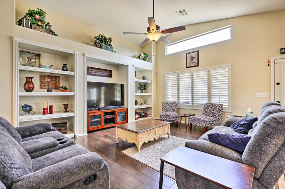BBQ-Ready Oasis Near Golfing + Surprise Stadium! House in El Mirage