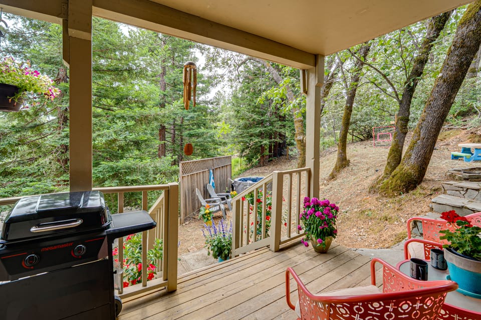 Family-Friendly 'Forest Cabin' w/ Hot Tub Apartment in Sierra Nevada
