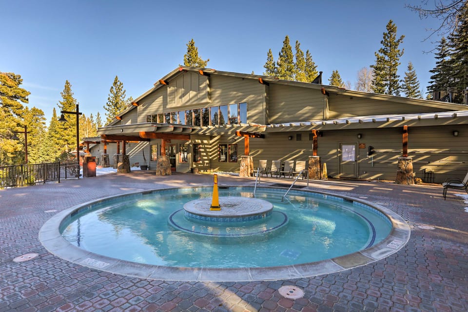 Northstar Resort Shuttle Access: Truckee Condo Apartment in Northstar Drive
