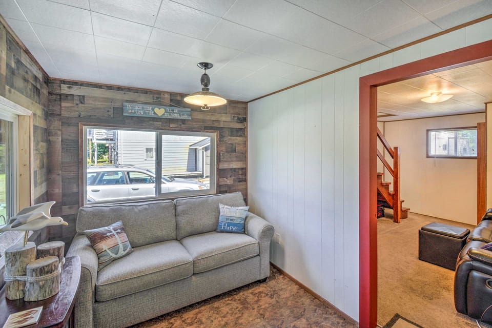 Coastal PNW Gem w/ Hot Tub - Walk to Beach! Cottage in Grayland