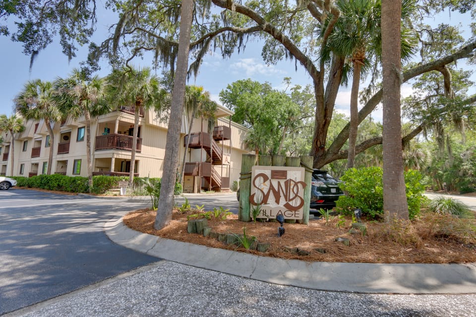 Steps to Beach, Coligny Plaza: Hilton Head Condo! Apartment in North Forest Beach
