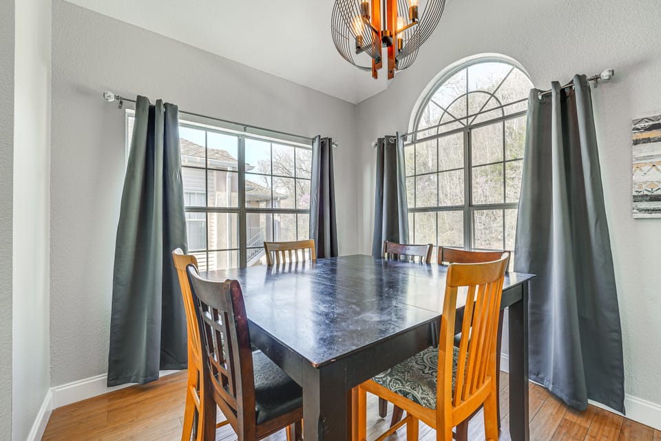 Marina Views & Cozy Sunroom: Condo in Branson! Apartment in Branson